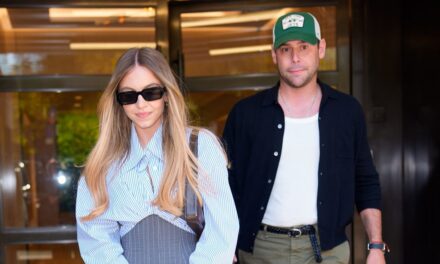 Sydney Sweeney étourdit en mini-robe sur mesure pour la soirée de rendez-vous avec Scooter Braun