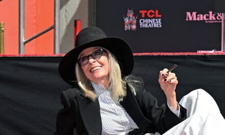 Regardez Reese Witherspoon rendre hommage à « l&rsquo;indélébile » Diane Keaton alors que Goldie Hawn, Bette Midler et Steve Martin font l&rsquo;éloge de l&rsquo;actrice