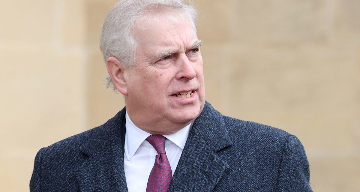 Une chronologie détaillée de l&rsquo;implication présumée du prince Andrew avec Jeffrey Epstein