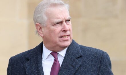 Une chronologie détaillée de l&rsquo;implication présumée du prince Andrew avec Jeffrey Epstein