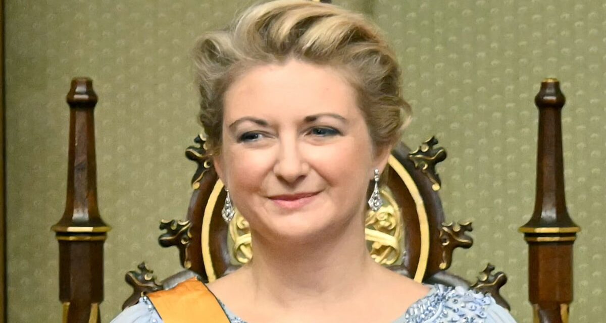 La grande duchesse Stephanie de Luxembourg «mène avec Grace» en robe fluide pour ses grands débuts royaux
