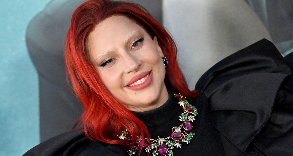 Lady Gaga montre sa bague de fiançailles de 500 000 £ dans un ensemble tricoté approuvé par l&rsquo;automne et des talons compensés vertigineux