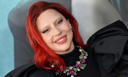 Lady Gaga montre sa bague de fiançailles de 500 000 £ dans un ensemble tricoté approuvé par l&rsquo;automne et des talons compensés vertigineux