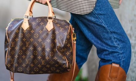 6 sacs de créateurs vintage que nos rédactrices de mode achètent d&rsquo;occasion – et comment les porter en 2025