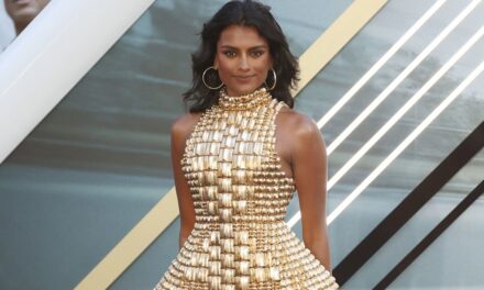 Simone Ashley dit que les robes sans dos et l&rsquo;impression de vache de déclaration sont des tendances d&rsquo;automne incontournables