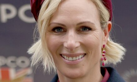 Zara Tindall est une muse de style dans un manteau à basque inattendu de 400 £ et des bottes hauteur genou