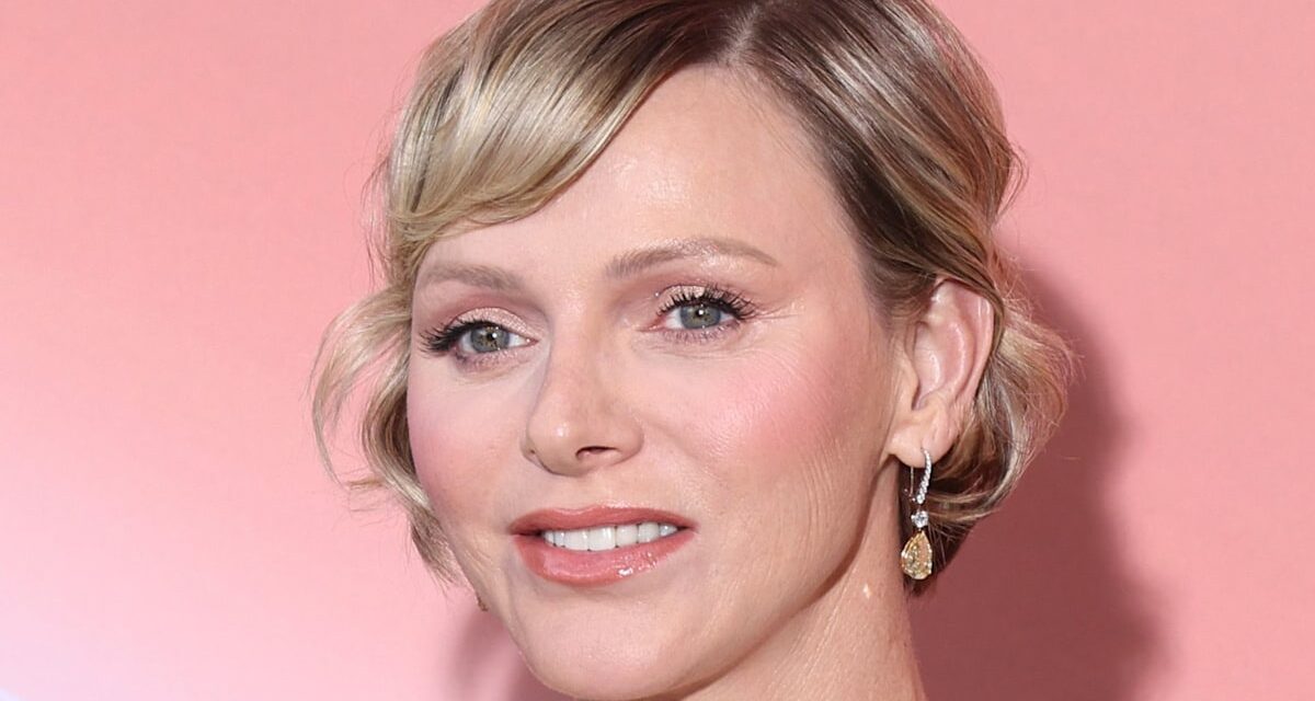 La princesse Charlène réapparaît après sa transformation automnale dans un costume « sculpté »