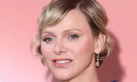 La princesse Charlène réapparaît après sa transformation automnale dans un costume « sculpté »