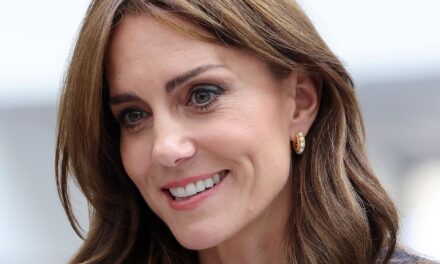 La princesse Kate est une royale « discrètement intrépide » avec les cols en V profonds les plus audacieux