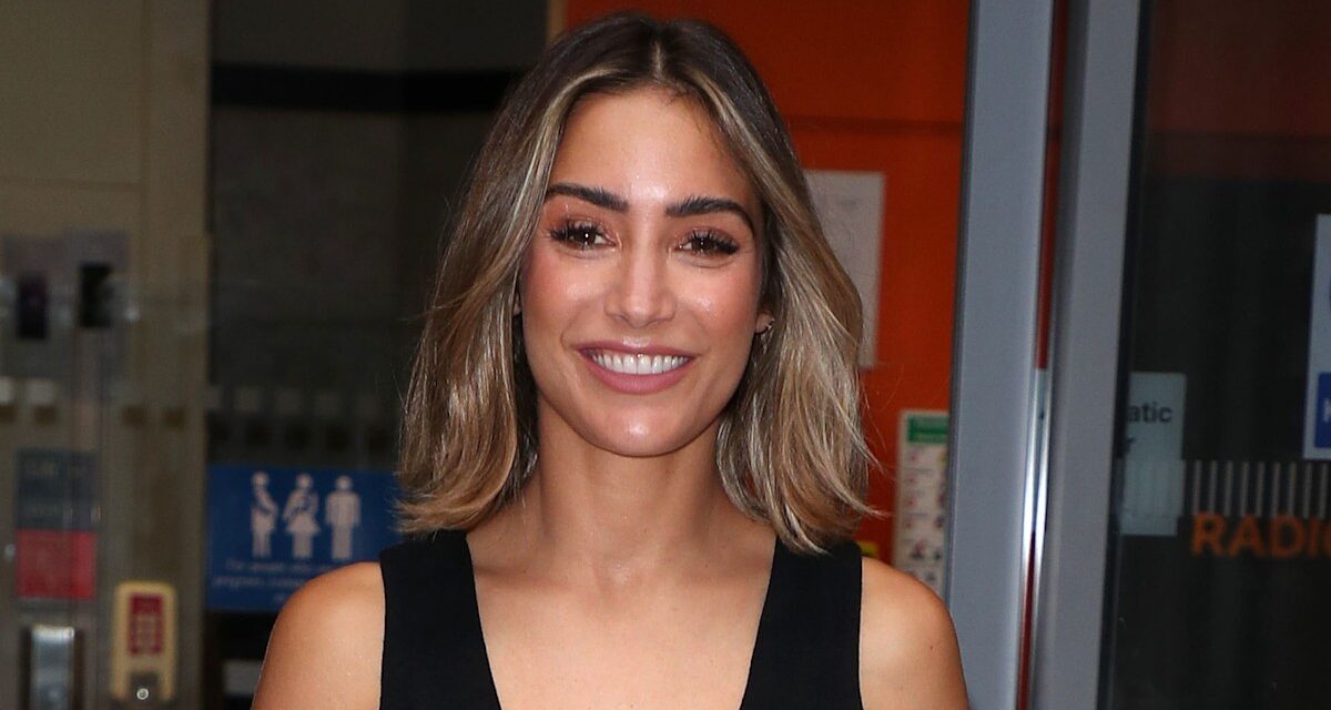 Frankie Bridge éblouit dans la tendance des jupes transparentes – et c&rsquo;est un sosie de créateur à 36 £