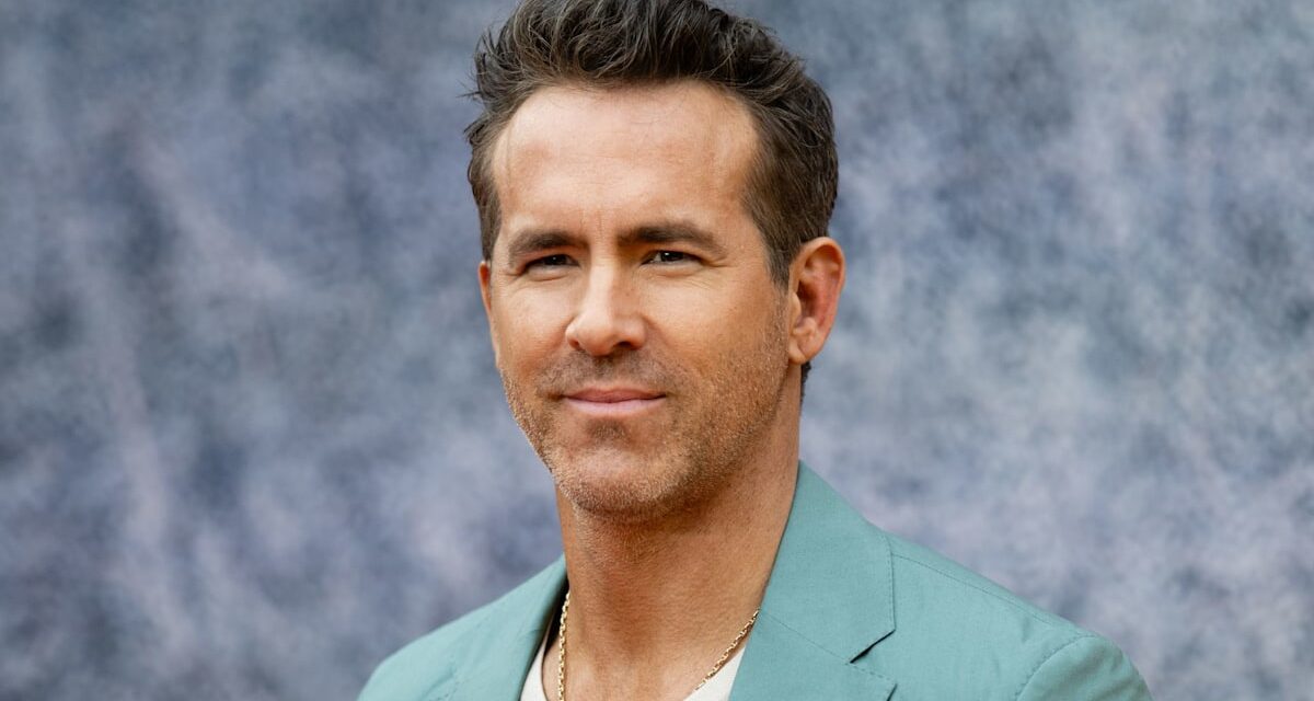 Ryan Reynolds lit à haute voix un texte intime sur Live with Kelly and Mark après avoir presque manqué une apparition en tant qu&rsquo;invité