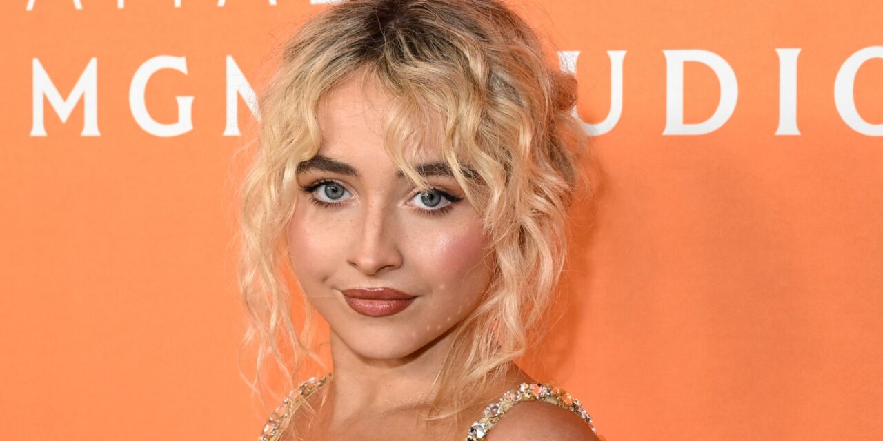 Sabrina Carpenter relance la tendance jaune beurre dans une mini-robe tricotée à épaules dénudées