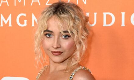 Sabrina Carpenter relance la tendance jaune beurre dans une mini-robe tricotée à épaules dénudées