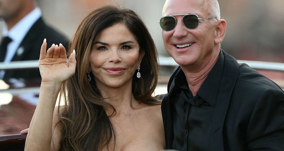 Lauren Sanchez présente des jambes ultra toniques dans une mini-robe audacieuse lors d&rsquo;un rendez-vous avec Jeff Bezos