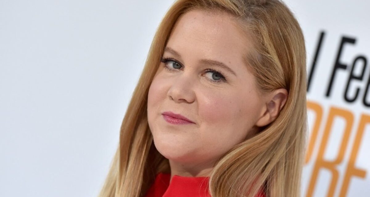 Amy Schumer présente un ventre incroyablement tendu dans un selfie dans la salle de bain après une perte de poids de 30 livres