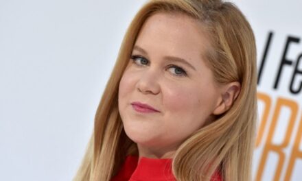 Amy Schumer présente un ventre incroyablement tendu dans un selfie dans la salle de bain après une perte de poids de 30 livres