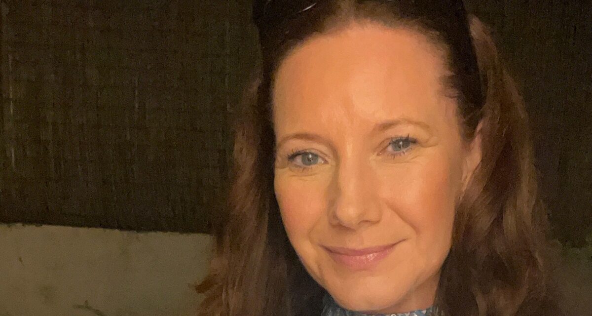 À 47 ans, j&rsquo;ai réalisé que je n&rsquo;avais pas besoin de jambes « parfaites » pour porter une mini-robe