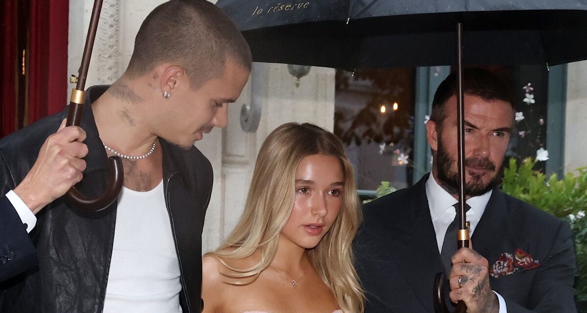 Harper Beckham étourdit dans une robe sans bretelles slinky au spectacle de la Mum Victoria Fashion Week