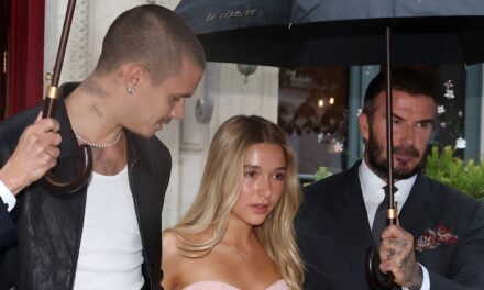 Harper Beckham étourdit dans une robe sans bretelles slinky au spectacle de la Mum Victoria Fashion Week