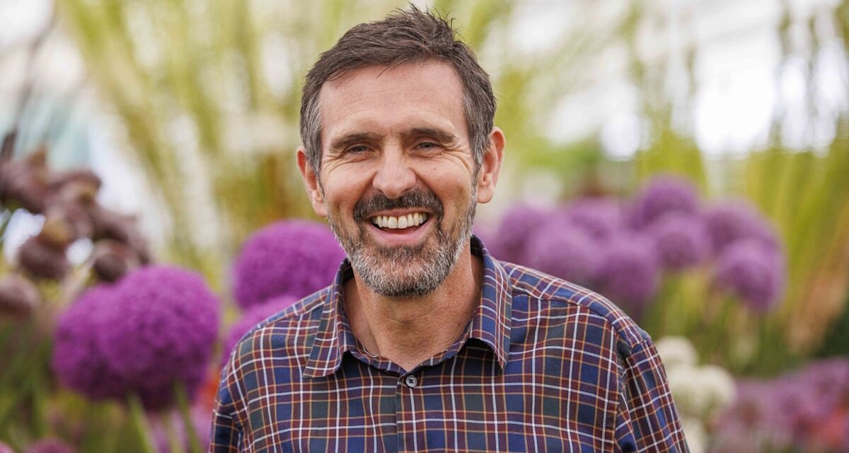 La «vie simplifiée» d&rsquo;Adam Frost d&rsquo;Adam de Gardeners avec sa femme Sulina et 4 enfants après avoir réduit les effectifs – exclusif