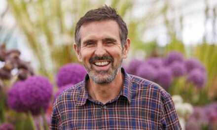 La «vie simplifiée» d&rsquo;Adam Frost d&rsquo;Adam de Gardeners avec sa femme Sulina et 4 enfants après avoir réduit les effectifs – exclusif