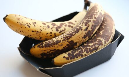 Pourquoi les bananes brunissent si vite – et l’astuce simple pour l’arrêter