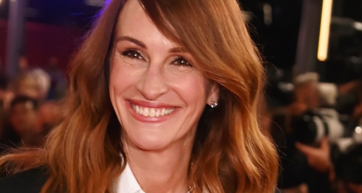 Julia Roberts attire l&rsquo;attention avec son choix de tenues et ses talons allongeant les jambes pendant son séjour à Londres