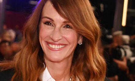 Julia Roberts attire l&rsquo;attention avec son choix de tenues et ses talons allongeant les jambes pendant son séjour à Londres