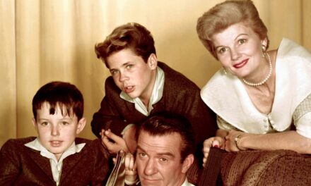 Laissez-le à l&rsquo;acteur de Beaver brise le silence sur les raisons pour lesquelles il a été hache du spectacle