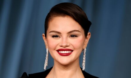 Selena Gomez saute sur la tendance rouge cerise pour la saison automne-hiver 2025 avec une combinaison dos nu