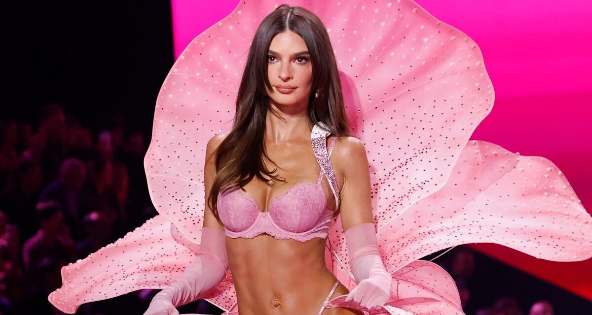 Emily Ratajkowski fait ses débuts chez Victoria&rsquo;s Secret dans une lingerie éblouissante