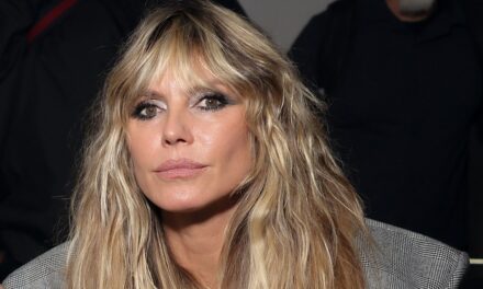 Heidi Klum, 52 ans, presque tout en robe nue alors qu&rsquo;elle débute la transformation des dents