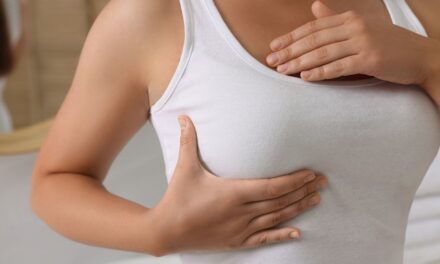 Comment vérifier vos seins – instructions étape par étape et quand consulter votre médecin généraliste