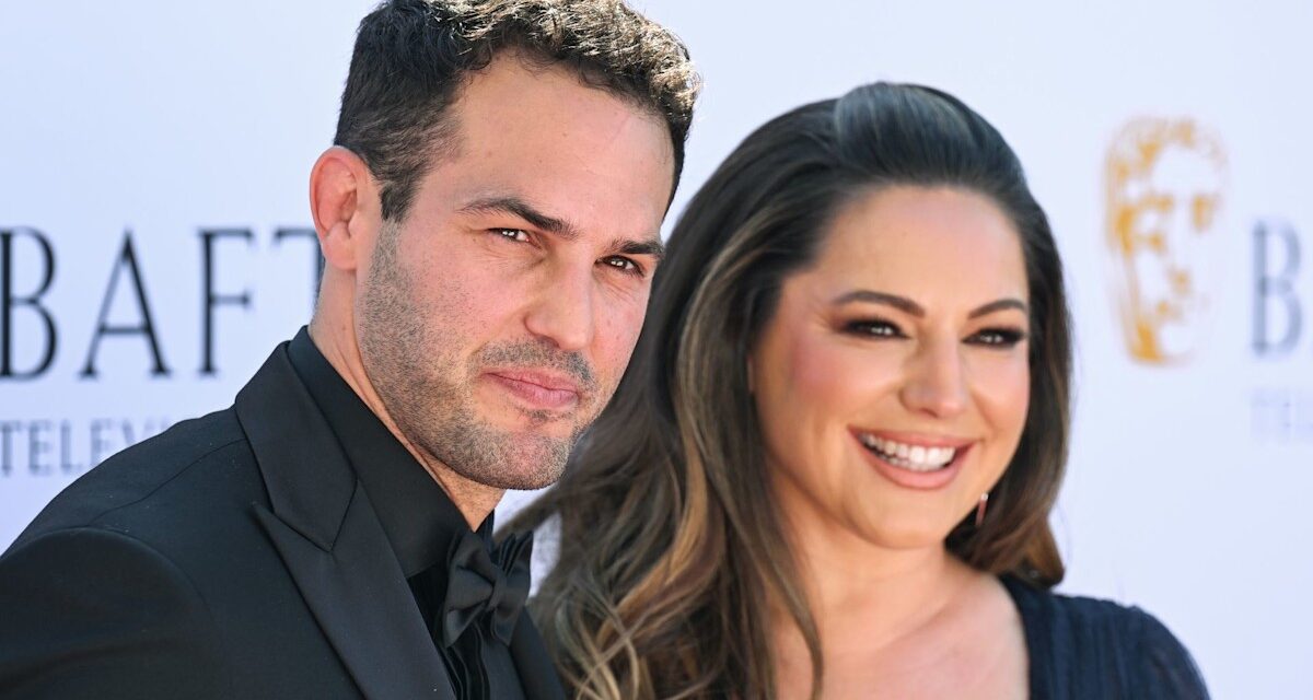 Kelly Brook stimule le débat avec la règle «suffocante» dans le mariage