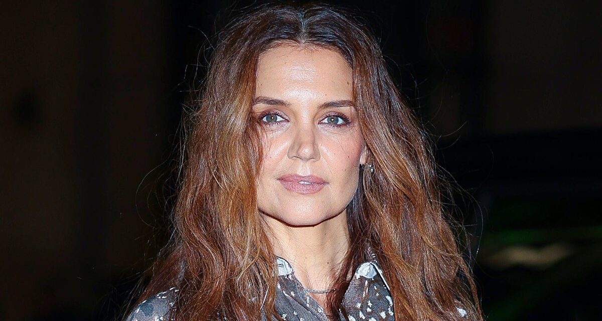 Katie Holmes se laisse aller au club de New York et présente des mouvements de danse impressionnants – regardez