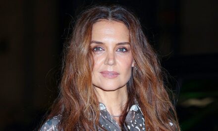 Katie Holmes se laisse aller au club de New York et présente des mouvements de danse impressionnants – regardez