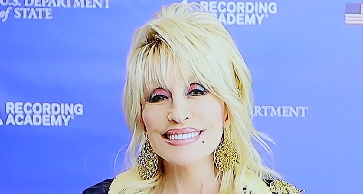 REGARDER : Dolly Parton brise le silence au milieu d&rsquo;une bataille pour la santé : « Je ne suis pas encore morte »
