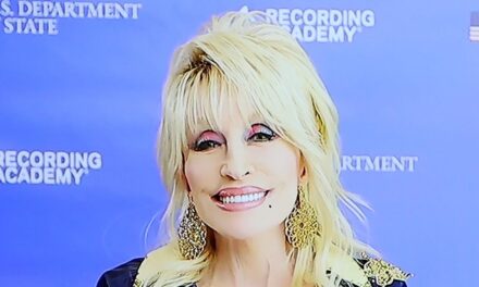 REGARDER : Dolly Parton brise le silence au milieu d&rsquo;une bataille pour la santé : « Je ne suis pas encore morte »