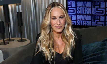Sarah Jessica Parker divise les fans avec des chaussures surprenantes dans lesquelles Carrie Bradshaw ne serait jamais vue