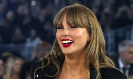 Taylor Swift fait tourner les têtes dans la mini-jupe et les bottes de cuisses en sortie sensuelle