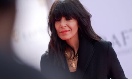 La robe en dentelle noire de Claudia Winkleman dans Celebrity Traitors vient de Nadine Merabi – une marque qu&rsquo;elle a portée plus de 10 fois dans Strictly