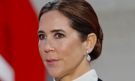 Queen Mary fait un choix de tenue surprenant alors qu&rsquo;elle et le roi Frederik hôte des dirigeants pour le dîner du palais