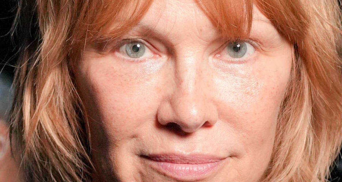 Les nouveaux cheveux roux de Pamela Anderson correspondent à ses talons aiguilles à haute hauteur du ciel