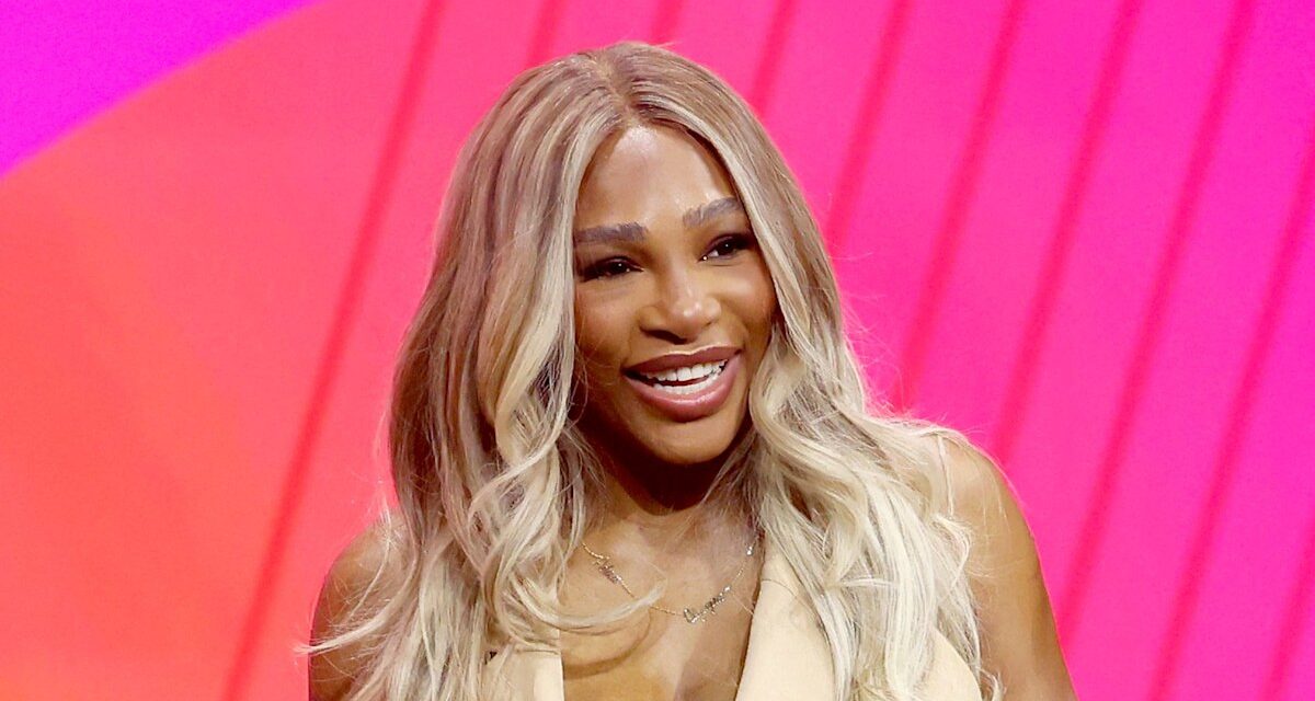 Serena Williams sort dans une robe près du corps au milieu d&rsquo;un parcours de perte de poids