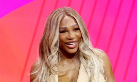 Serena Williams sort dans une robe près du corps au milieu d&rsquo;un parcours de perte de poids