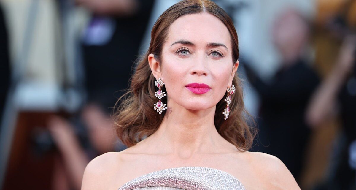 Emily Blunt Wows dans le corset pur audacieux lors de la dernière apparition