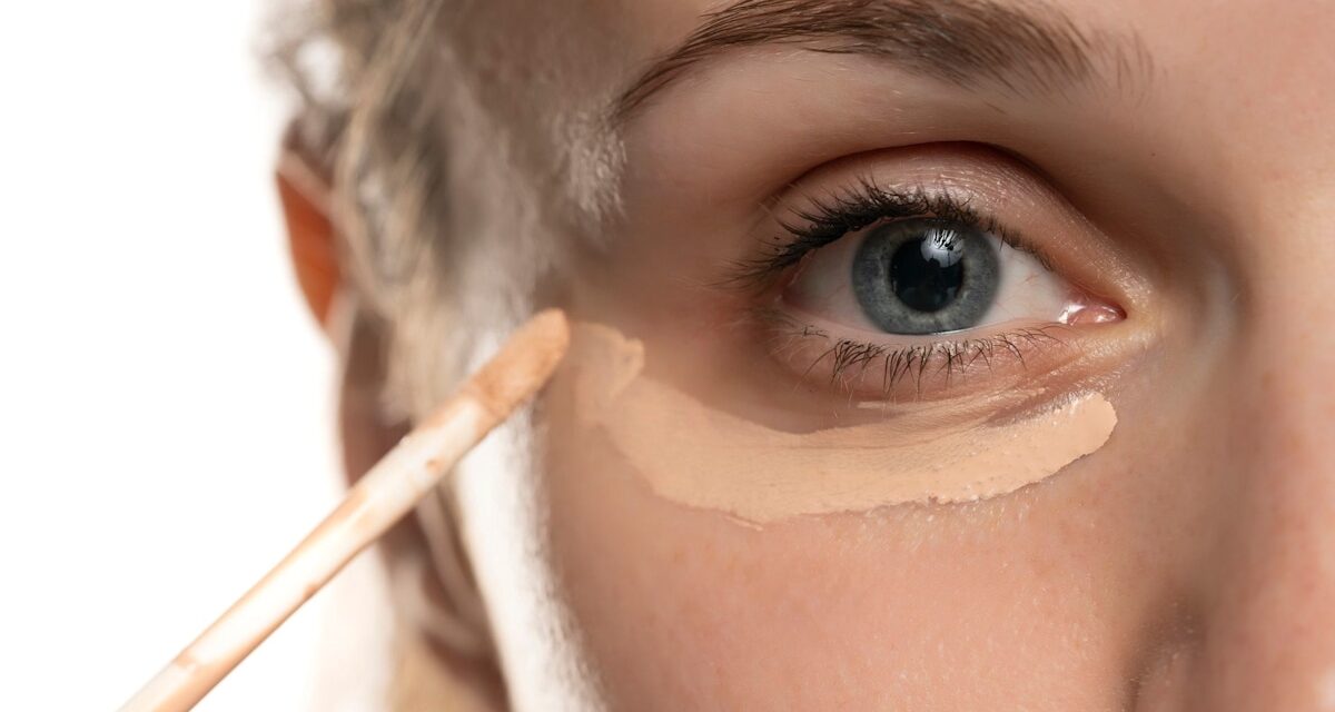 Vous avez l&rsquo;air fatigué tout le temps ? Cette astuce de maquillage virale bannit instantanément les poches sous les yeux