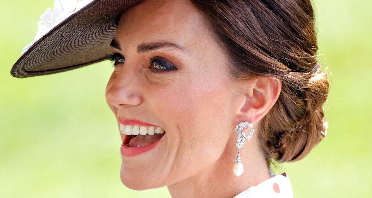 Comment maîtriser le chignon de 10 secondes approuvé par la royauté et dont tout le monde parle