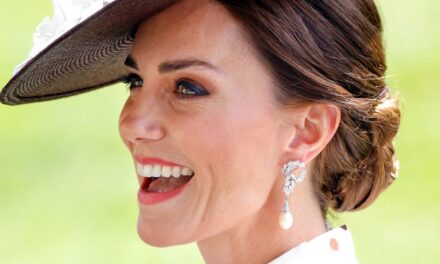 Comment maîtriser le chignon de 10 secondes approuvé par la royauté et dont tout le monde parle