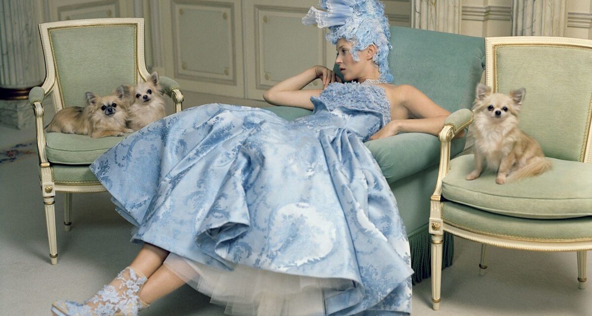 Exclusif: Manolo Blahnik partage ses secrets de conception de chaussures et son amour pour Marie Antoinette